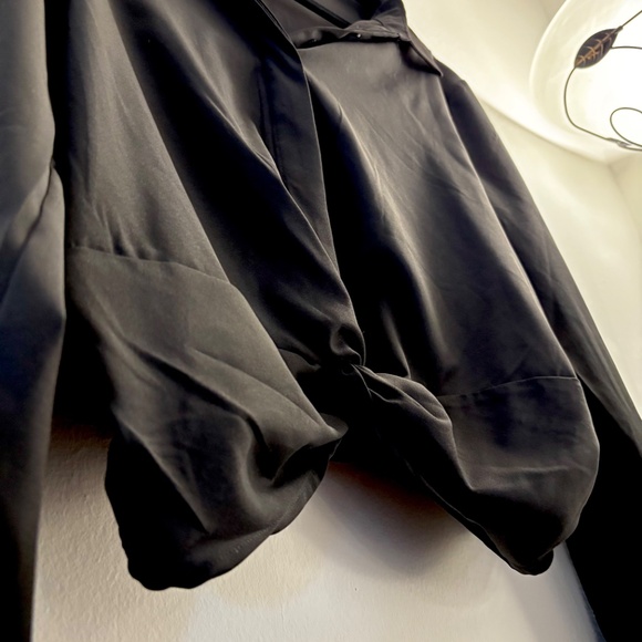 Black Button-Up Cropped Blouse Shirt with Front Twist Knot – Black – Large - Picture 4 of 9